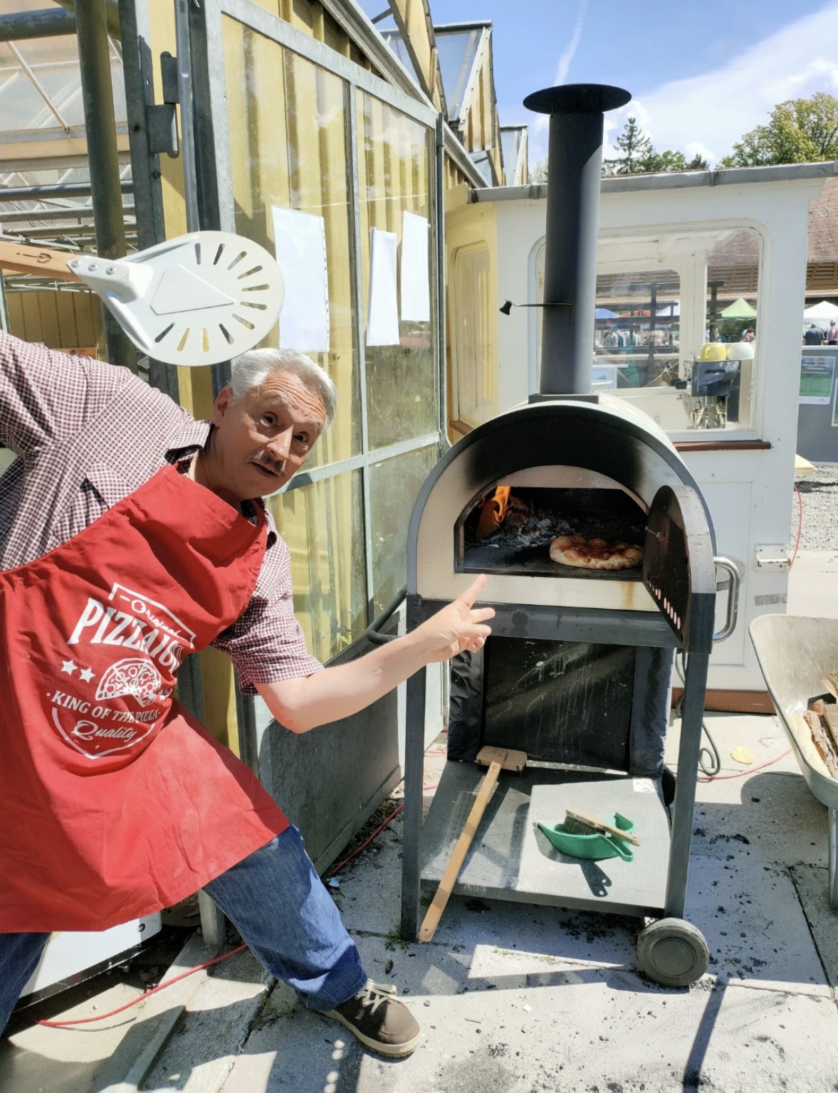 Angelo am Holzofen